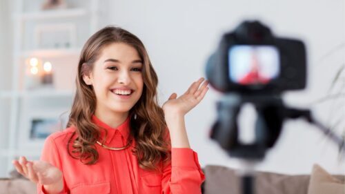 يعد إنتاج دروس الفيديو أسرع طريقة لجعل نفسك مشهورًا.